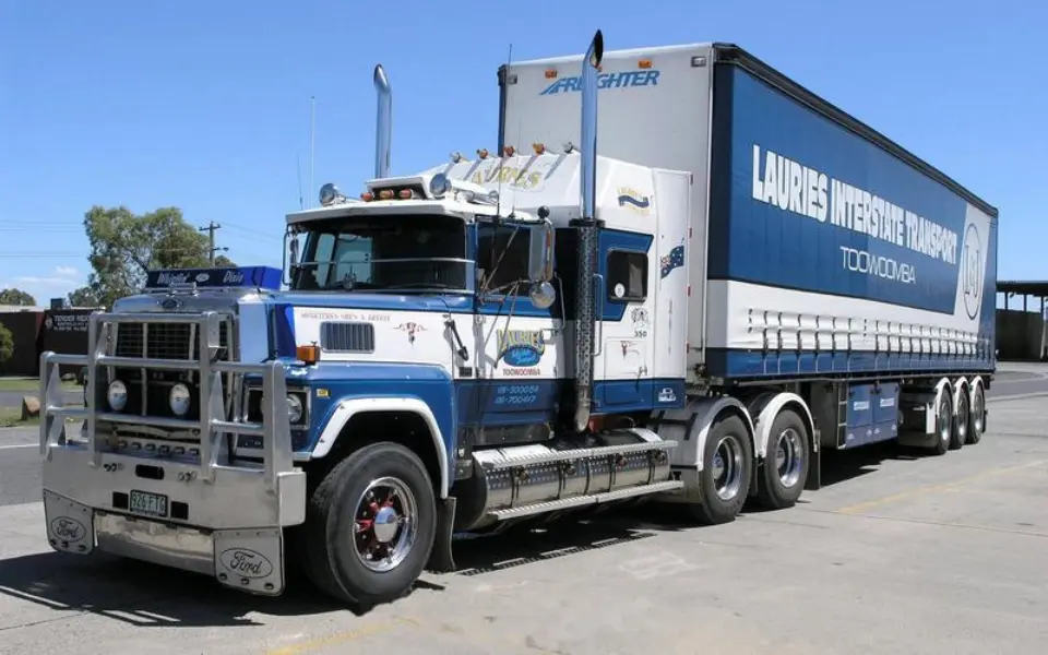 Mengapa Truk Domestik Tidak Mengarahkan Pipa Knalpotnya ke Atas?